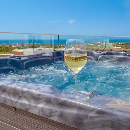 Case de vacanță Coral Elite Mit Pool Und Whirlpool By Interhome Peyia