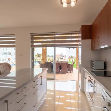 Coral Elite Mit Pool Und Whirlpool By Interhome *